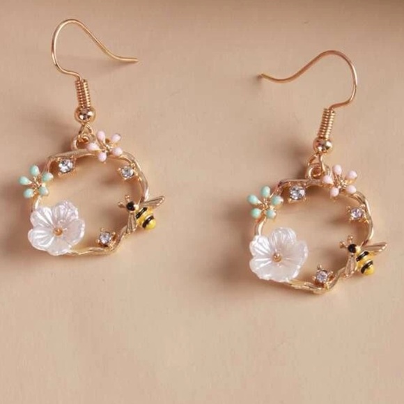 SHEIN Jewelry - Spring happy bee wreath drop earrings